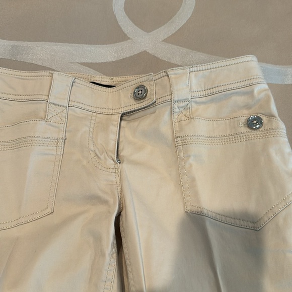 Super cute knee length shorts. - Picture 2 of 5